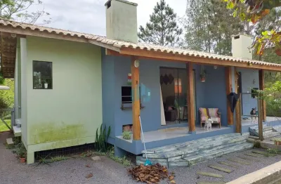 Duas casas localizadas na praia da ferrugem, em garopaba, a 200 m do mar e do centrinho da ferrugem!