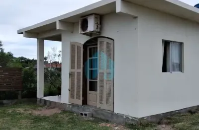 Casa localizada no bairro ibiraquera, em imbituba, próxima à ponta da piteira.