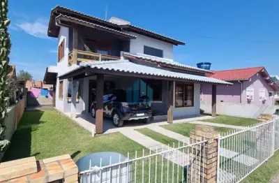 Bela casa localizada no bairro areias de palhocinha, em garopaba!