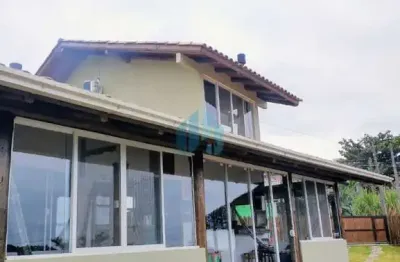 Bela casa com vista p/ lagoa e mar, localizada no bairro costa de macacu, em garopaba!