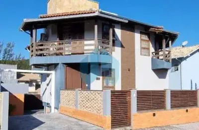Bela casa localizada entre as praias do silveira e central, loteamento panorâmico, no centro de garopaba!