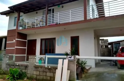 Dois apartamentos em alvenaria localizados no bairro ambrósio, em garopaba.