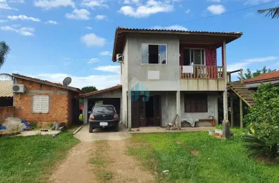 Sobrado localizado no bairro encantada, em garopaba, a menos de 10 minutos da praia!
