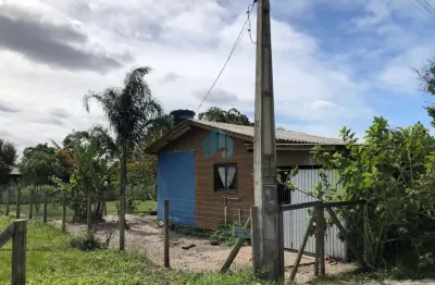 Casa em amplo terreno localizada a poucos metros da surfland, em garopaba!