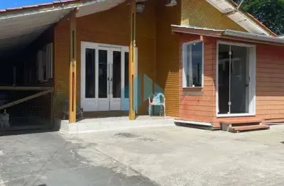 Bela casa localizada no loteamento village, próx. do centro e da praia central de garopaba!