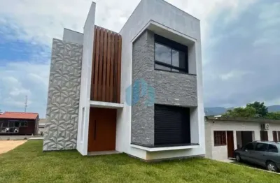 Belas casas localizadas a 30 metros da praia do siriú, em garopaba!