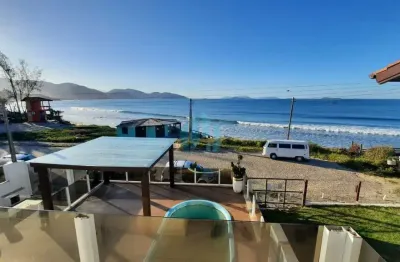 Linda casa a beira mar, de alto padrão, localizada no centro da cidade!