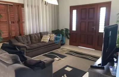 Linda casa com piscina localizada a 1 km da praia central de garopaba, bairro ferraz!