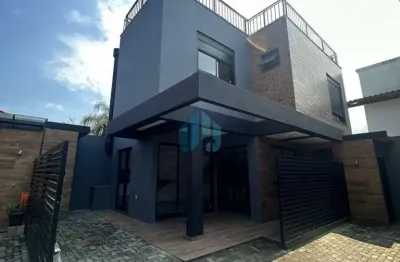 Linda casa localizada no condomínio amendoeiras, bairro ferraz, em garopaba!