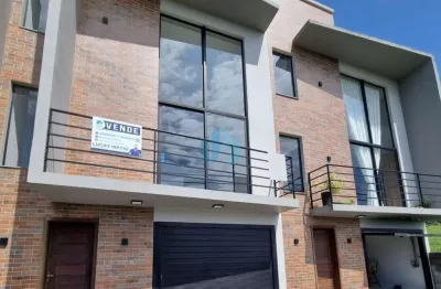 Belo sobrado de alto padrão, localizado a 1 km da praia, bairro ferraz, em garopaba!