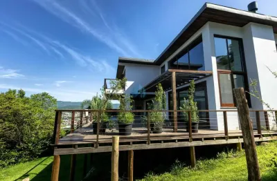 Linda casa exclusiva de alto padrão, em condomínio privado, localizado na praia da silveira, em garopaba!