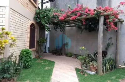 Linda propriedade localizada a 150 m da praia central, no centro de garopaba!
