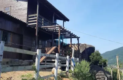 Casa em amplo terreno localizada no bairro ressacada, em garopaba.
