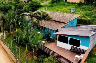 Duas casas com deck com vista para lagoa e mar, localizadas no bairro costa de macacu, em garopaba!