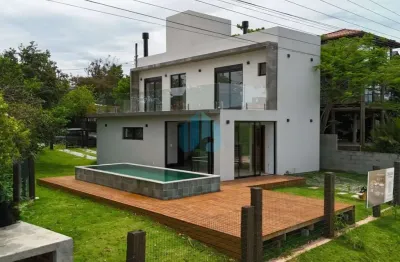 Bela casa com piscina, a 800 m da lagoa da ibiraquera e 4 km da praia do rosa, praia do rosa | imbituba - sc