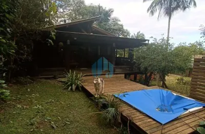 Bela casa rústica + loft, em amplo terreno, com acesso à cachoeira, encantada | garopaba - sc