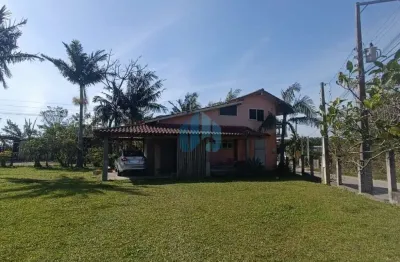 Casa com amplo quintal, a poucos minutos das principais praias e do centro da cidade, encantada | garopaba - sc