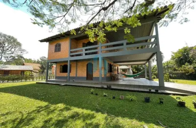 Linda casa com amplo quintal, na entrada da praia do ouvidor, próxima às praias do rosa e vermelha, ibiraquera | imbituba - sc