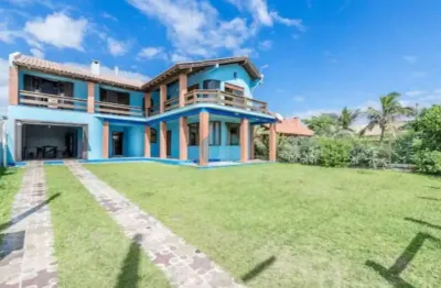 Linda casa de frente p/ mar, com vista permanente, no centro de garopaba!