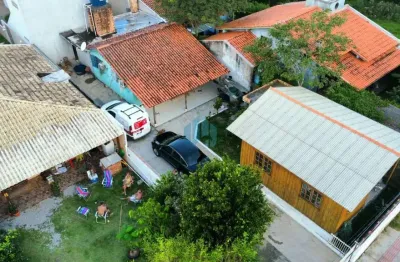 Duas casas em terreno, bairro pinguirito, a próximo do centro e de todo o comércio, em garopaba!