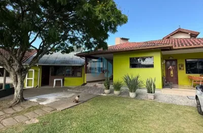 Bela casa com amplo quintal, a poucos minutos do centro, areias de palhocinha | garopaba - sc