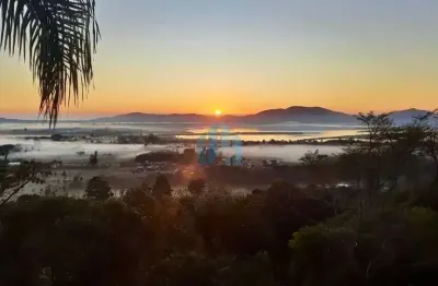 Casa com linda vista p/ lagoa, mar e cidade, em meio a natureza, encantada | garopaba - sc