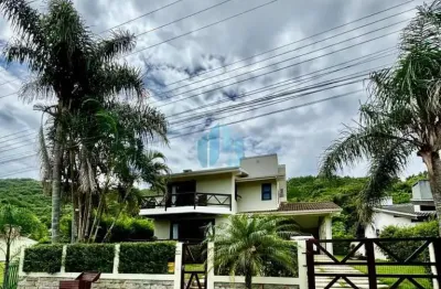 Linda casa localizada no loteamento panorâmico, no centro de garopaba!