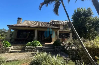 Linda Casa de Alto Padrão em Amplo Terreno, em Meio à Natureza, Encantada | Garopaba - SC