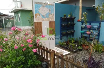 Venda de casa de 2 quartos na praia de fora, palhoça-sc: 1 sala, 1 banheiro, 2 vagas de garagem e 65m² de área.