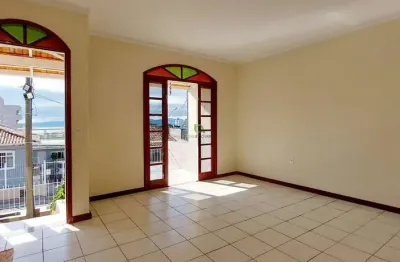 Casa para venda em são josé com 03 quartos 02 banheiros 03 vagas cobertas