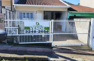 Casa  para venda em potecas com 2 dormitórios, sala, banheiro espaçoso e vaga de garagem.