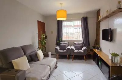 Apartamento 2 quartos com varanda e garagem, em prédio pequeno e tranquilo, perto de ônibus e comércio. ótimo custo-benefício!