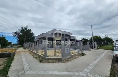 Casa nova em fase de acabamento com excelente localização