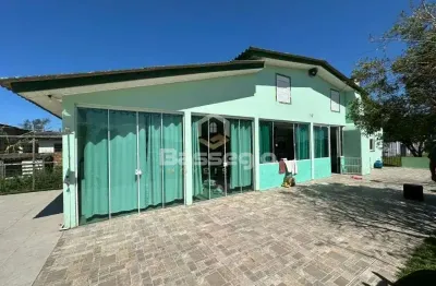 Casa com uma suite e mais dois quartos localizada em cidreira/rs