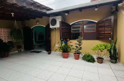 Casa a venda com 2 quartos (suíte) a 2 quadras do mar em praia de leste r$420mil