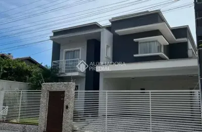 Casa com 3 quartos à venda na professor andrônico pereira, 313, centro, camboriú, 243 m2 por r$ 2.000.000