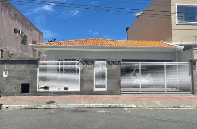Casa com 3 quartos à venda na rua 2350, 1419, centro, balneário camboriú, 126 m2 por r$ 1.900.000