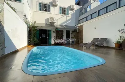 Casa com 3 quartos à venda na rua josé de alencar, 36, praia dos amores, balneário camboriú, 200 m2 por r$ 2.600.000