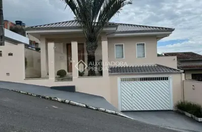 Casa com 3 quartos à venda na rua noruega, 1088, nações, balneário camboriú, 263 m2 por r$ 1.800.000