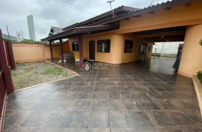 Casa com 3 quartos à venda na manoel campos bicudo, 83, nova esperança, balneário camboriú, 197 m2 por r$ 1.590.000