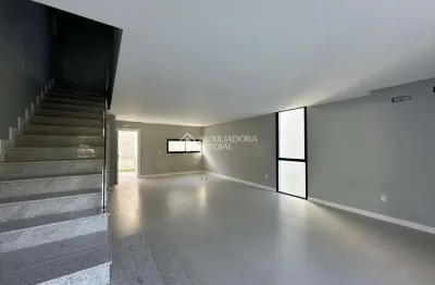 Casa com 4 quartos à venda na rua macuco, 33, ariribá, balneário camboriú, 202 m2 por r$ 2.550.000