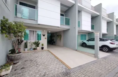 Sobrado em condominio fechado a venda, possui 3 quartos, sendo todos suites, moveis planejados e area gourmet, em sao jose dos pinhais, pr