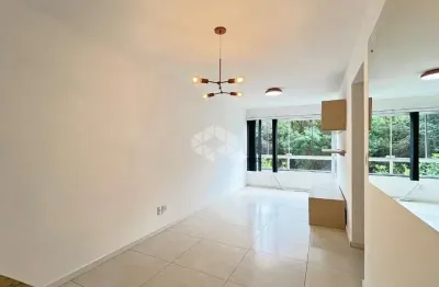 Apartamento 2 dormitórios andar alto, elevador, vista livre, vaga coberta, no bairro cristal