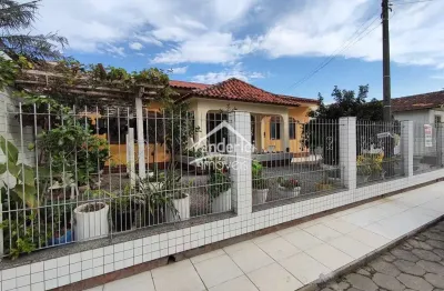 Ampla casa térrea sozinha no terreno com 4 quartos, churrasqueira e garagem coberta no centro de palhoça - sc