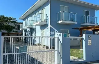Amplo sobrado com 03 quartos sendo 01 suíte, churrasqueira e garagem, localizado no centrinho da praia da pinheira  em palhoça - sc