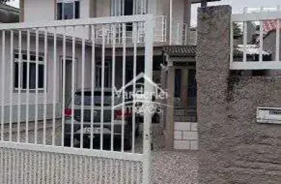 Casa com 03 quartos, sendo 01 suíte, garagem coberta e espaço gourmet no centro de palhoça - sc