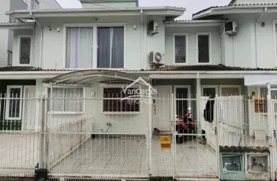 Sobrado com 02 quartos, sendo 01 suíte no bairro centro em palhoça - sc