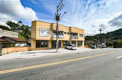 Alugo sala comercial com vitrine e 58m² - no bairro água verde