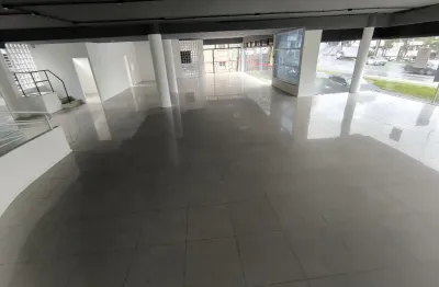 Alugo sala comercial com ampla vitrine as 330m² no bairro victor konder