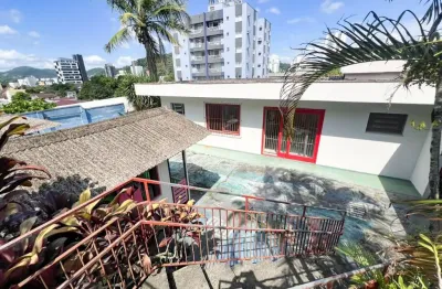 Alugo casa térrea com amplo quintal e 292m² - no bairro itoupava seca
